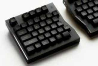 完全ワイヤレスの分割キーボード「Waffree US」4月6日発売。専用アプリでキー配列変更可能