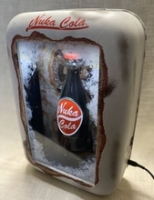「フォールアウト」最新グッズフォトレポート！ “世紀末お宝感”がすごい「ヌカ・コーラ自販機 シャドーボックス」