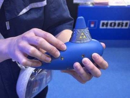 ゼルダ「エレクトリック 時のオカリナ」の実物がHORIブースにて展示手にしっかり馴染むサイズ感！ コレクションアイテムとして飾るも良し