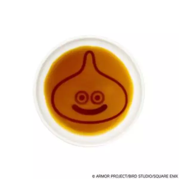 「ドラクエ」のスライムたちをモチーフにした小皿4種がスクエニe-STOREで本日発売醤油を注ぐとキャラクターが浮かび上がる