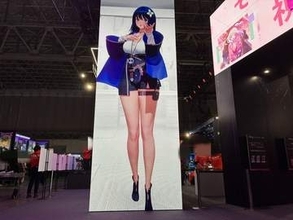 美脚巨女を見上げられる「ミレシ」ブース再び【TGS2026】ブースの高さいっぱい巨大モニターで全身を堪能