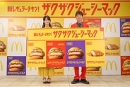 マクドナルド、「ザクザクジューシーマック」を一足早く食べてきた発表会には佐々木舞香さん、陣内智則さん、そして阿部寛さん？も登場