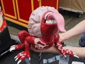 【USJ】「バイオ」リッカーポップコーンバケツ、ベロが柔らかくてめちゃリアルかわいいデフォルメ姿で園内散策のお供にぴったり