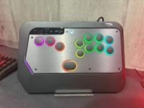 HyperXのレバレスアケコン「HyperX Clutch Tachi」実機が初公開5月下旬発売決定。TMRセンサー搭載で0.1msレスポンス、ラピトリに対応