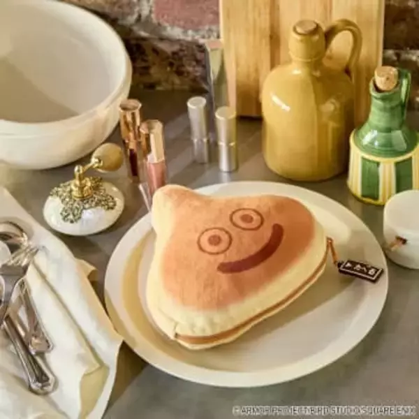 「スマイルスライム」より「スライムパンケーキ」モチーフのポーチが再受注開始。4月25日発売