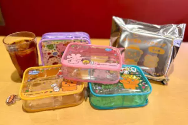 スシロー×「チェゴシム」、コラボ限定クリアポーチ付きドリンクが本日1月21日より発売きまぐれクック監修メニューも登場