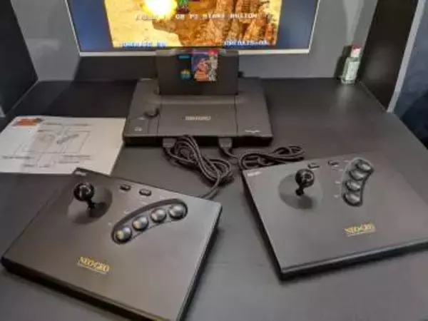 「NEOGEO AES+」は恐ろしいほどの再現度。「ゼロウィング」の発見も熱いブースレポート【TGS2026】AV出力対応、オリジナルROMカートリッジにも互換性あり。ラインナップ10本を試遊可能