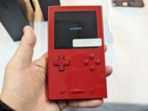 10:9画面に「原神」が映える！ アルミ筐体のゲームボーイ風Androidデバイス「AYANEO POCKET VERT」が2月20日に国内発売先行予約は3,000円引きで購入可能