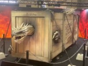 【東京コミコン2025】DCブースは「ハリポタ」「スーパーマン」「バットマン」などの展示が勢揃い物販ではニワトコの杖も購入可能！