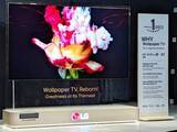 「LGの最新極薄“壁紙テレビ”「LG OLED evo AI W6」をチェックしてきた厚さは脅威の1cm以下。4K/165Hz、応答速度0.1msとゲーミング対応もバッチリ」の画像1