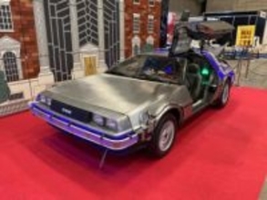 【東京コミコン2025】デロリアンが出現！ 会場で一際目立つ「BTTF」40周年ブースを撮り下ろしで紹介