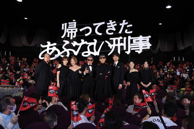 タカ＆ユージがヨコハマに降臨！ 〈薫役〉浅野温子ら女性陣はブラックドレスで美の競演！【あぶ刑事ファッションチェック】