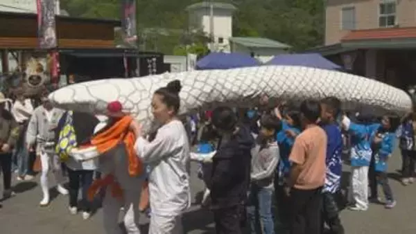 老神温泉で大蛇まつり　蛇のみこし温泉街を練り歩く　群馬・沼田市