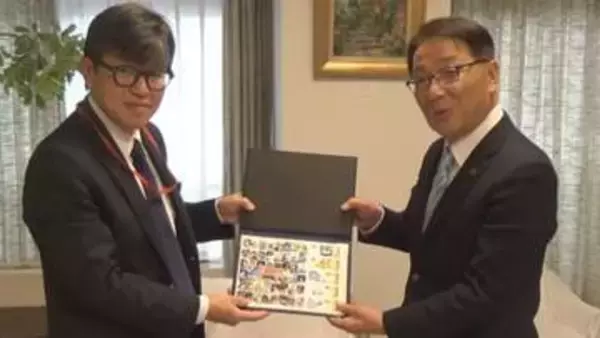 群馬・渋川市舞台の人気漫画「頭文字Ｄ」連載３０周年記念して切手セットを市長へ贈呈