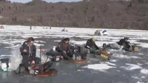 赤城大沼で氷上ワカサギ釣り解禁　約５００人の釣り人でにぎわう　群馬・前橋市