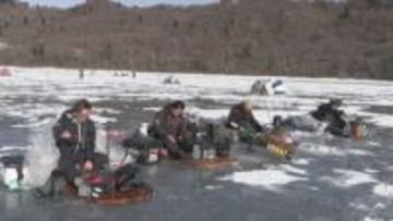 赤城大沼で氷上ワカサギ釣り解禁　約５００人の釣り人でにぎわう　群馬・前橋市