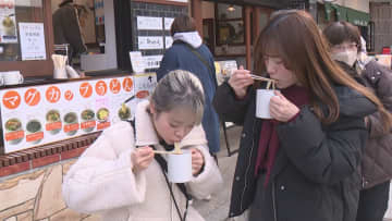 伊香保温泉　立ち食いスタイルで楽しむ新メニュー　群馬・渋川市