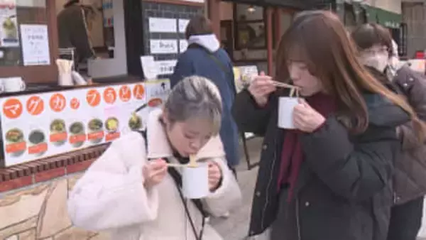 伊香保温泉　立ち食いスタイルで楽しむ新メニュー　群馬・渋川市