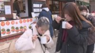 伊香保温泉　立ち食いスタイルで楽しむ新メニュー　群馬・渋川市