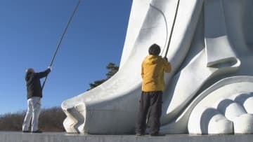 群馬・高崎の白衣大観音　年末恒例のすす払い