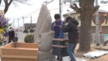 群馬・高崎市の上郊小学校　10年後の自分へ　記念碑に手紙を埋める