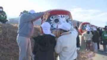 小学生が国道沿いの交通安全だるまを清掃　群馬・高崎市