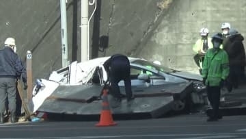 大型トレーラーの積み荷落下　乗用車に衝突　群馬・高崎市