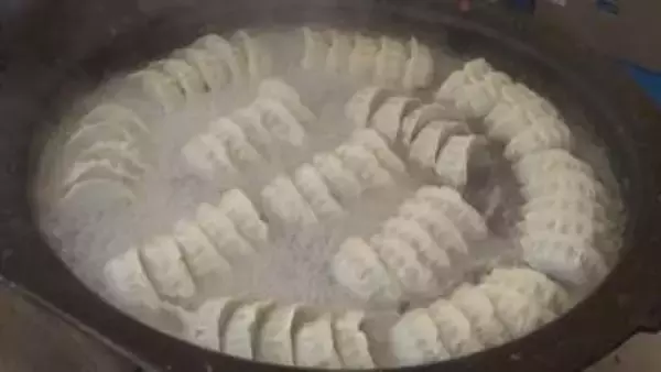 餃子フェスにぎわう　群馬・長野原町