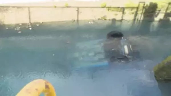 軽乗用車が用水路に転落　８１歳女性が死亡　群馬・渋川市