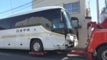 高校生３０人が乗るバスと乗用車が衝突　２人がけが　群馬・渋川市