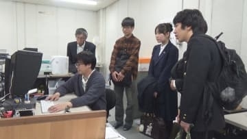 表紙を手掛けた高校生が撮影会を見学　群馬県信用保証協会の機関誌