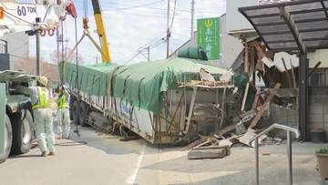 大型トレーラーが住宅に突っ込む　群馬・みどり市