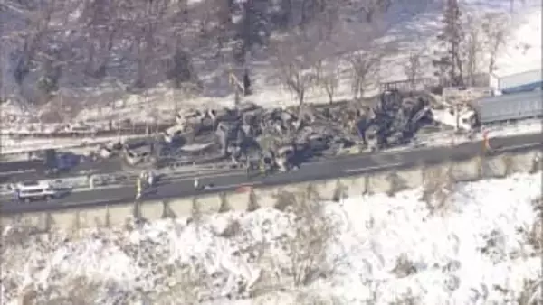 関越自動車道　トラックなど６７台絡む事故　２人死亡　群馬・みなかみ町