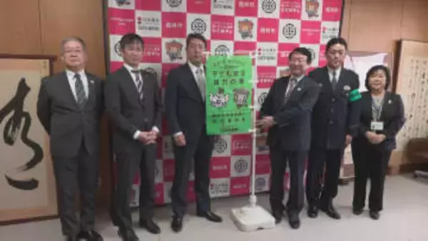 群馬・館林市のスーパー 防犯のぼり旗を寄贈