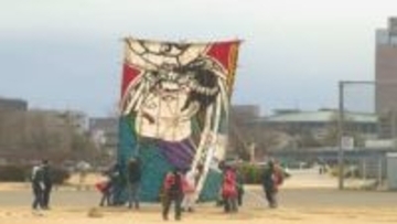 巨大な凧　上州空っ風に舞う　群馬・前橋市