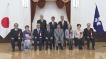 優れた文学作品を表彰　「県文学賞」６人受賞　群馬県庁で授賞式