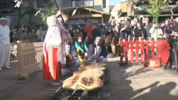 いせさき初市　福を求めて上州焼き饅祭にぎわう　群馬・伊勢崎市