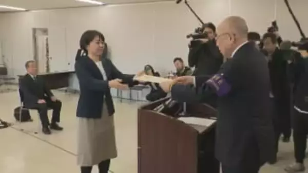 群馬・前橋市長選から一夜明け　再選の小川晶氏に当選証書