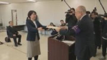 前橋市長選で再選　小川氏に当選証書　群馬・前橋市