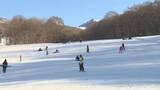 「スキー場が全面滑走可能に　スキーヤーなどでにぎわう　群馬・沼田市」の画像1