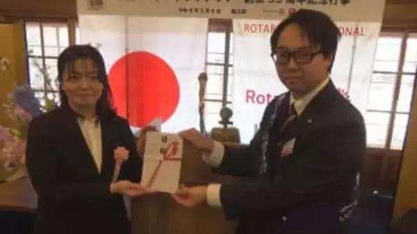 前橋ローターアクトクラブ　臨江閣にソーラーライト贈呈　群馬・前橋市