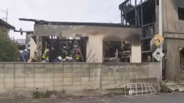 住宅２棟が全焼　焼け跡から１人の遺体　群馬・富岡市