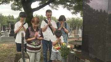 盆の入り　群馬県内で家族連れなどが墓参り
