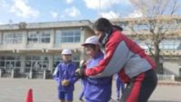 女子ソフトの選手ら　小学生にボール投げ指導　群馬・高崎市