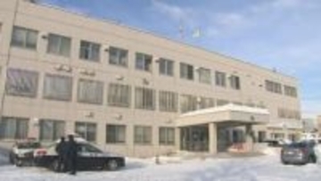 「恋人から暴力を振るわれた」20代女性が110番、女性の頭を地面に押し付け…暴行容疑の53歳男「暴れるから背中を地面に押し付けた」と一部否認