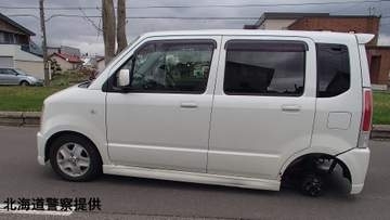 【タイヤ脱落】軽乗用車から左後輪1本…去年9月運転手自ら装着のスタッドレス「ぐらつきを感じたが注意しながら走っていた」ナットが緩んだか　北海道士別市