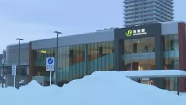 JR苗穂駅の駅名看板から雪庇が落下し女性を直撃、13メートルの高さから約900グラムの塊、女性は首を負傷　JR北海道「今後、雪庇の状況などを入念に監視」