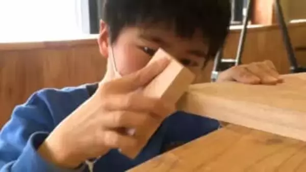 中学校で使う机は「自分製」地元産カバ材に磨きをかけて…6年児童「この机で楽しく勉強したい」中学卒業後はミニテーブルにしてプレゼント　北海道当麻町