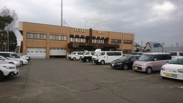 ガードレールに衝突後に交差点で停止「通り抜け出来ない」通りかかったドライバーが通報　運転の73歳男性が搬送先の病院で死亡　北海道南幌町