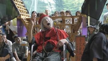 「魂の踊りに入っている」満身創痍の96歳大道芸人・ギリヤーク尼ヶ崎、ろっ骨折れても路上に立ち続ける「生き様」